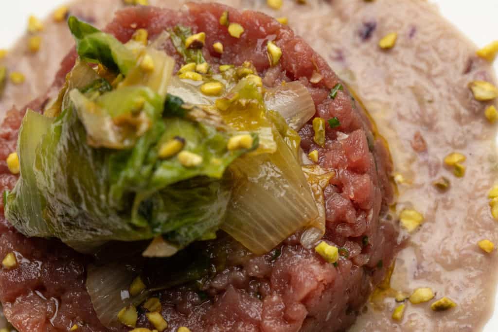 Tartare di tonno rosso con erba cipollina e lime, scarola olive capperi e vellutata di cipollotti