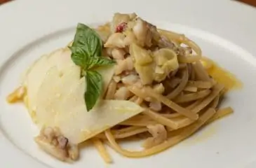 LINGUINE WITH A RAGÙ OF RED MULLET, LEEKS AND APPLES