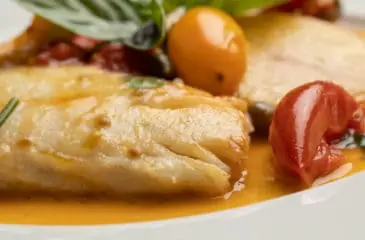 Filetti di spigola all’acqua pazza con patate e capperi