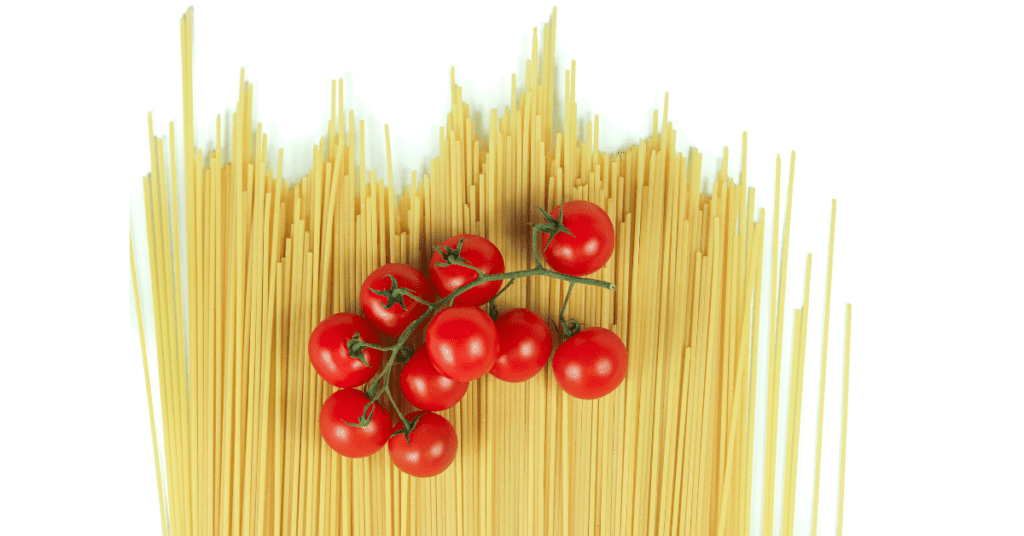 Espaguetis integrales con tomates cherry al horno