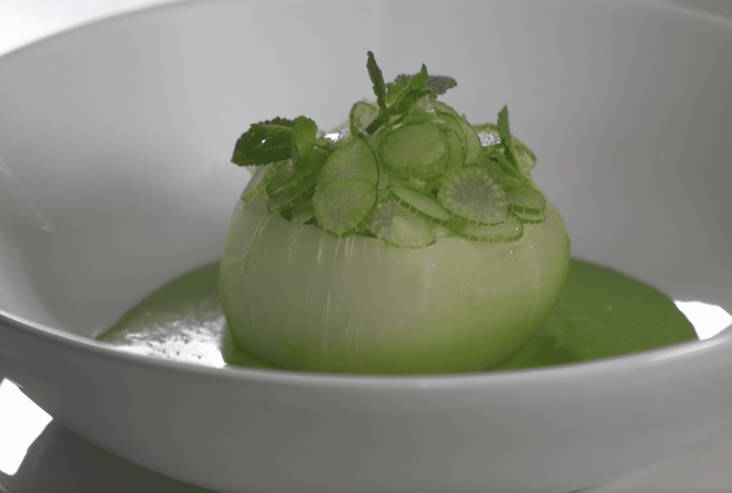 Gefüllter Kohlrabi mit Gemüse Gorgonzola Minze und Rucolasauce