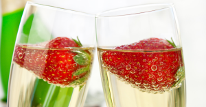 Fragole e champagne rosé protagonisti della tavola degli innamorati