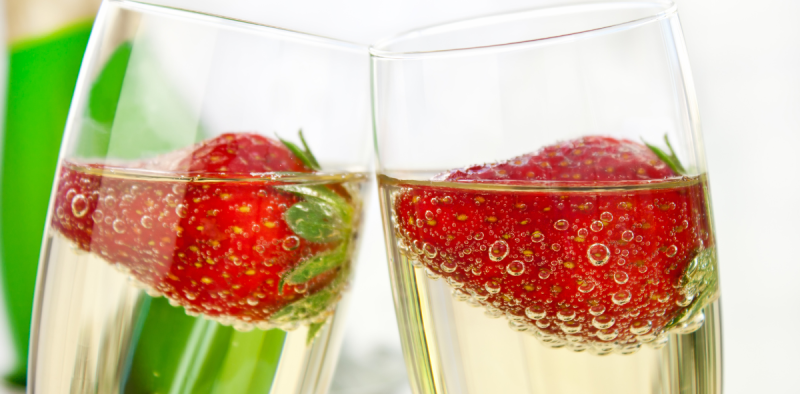 Fragole e champagne rosé protagonisti della tavola degli innamorati