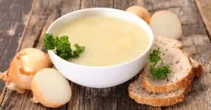Soupe à l'oignon à la française : le plat traditionnel qui réchauffe