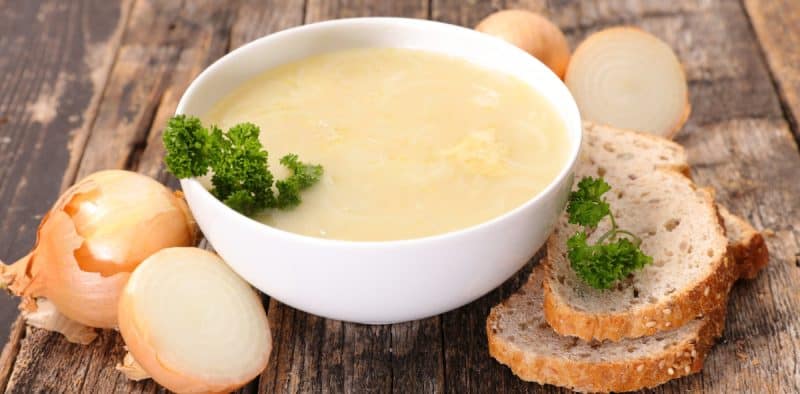 Soupe à l'oignon à la française : le plat traditionnel qui réchauffe
